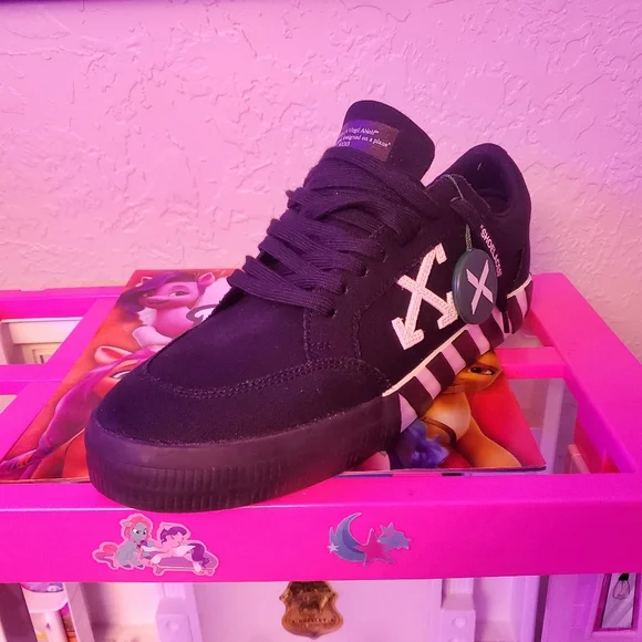 OFF WHITE LOW TOP Black in color Mens Size 12 - Picture 2 of 5